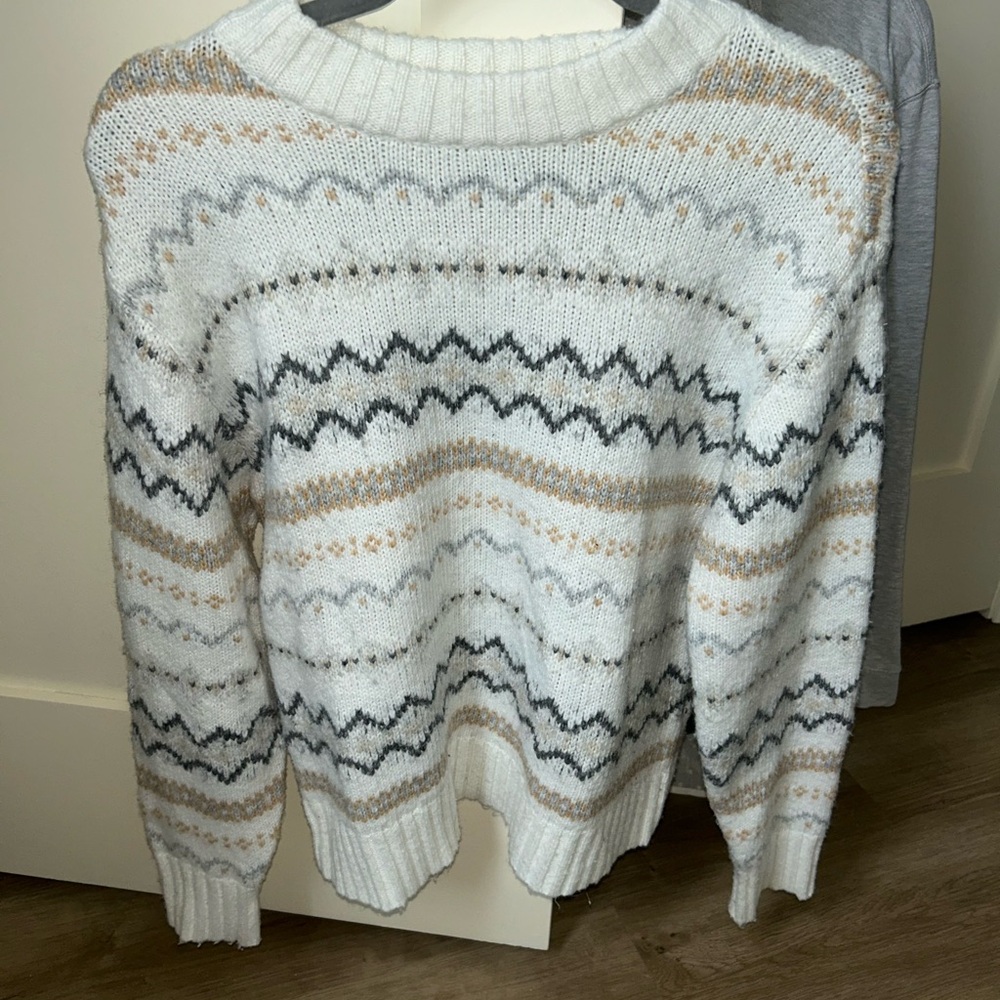 American Eagle Outfitters White and Tan Patterned Sweater